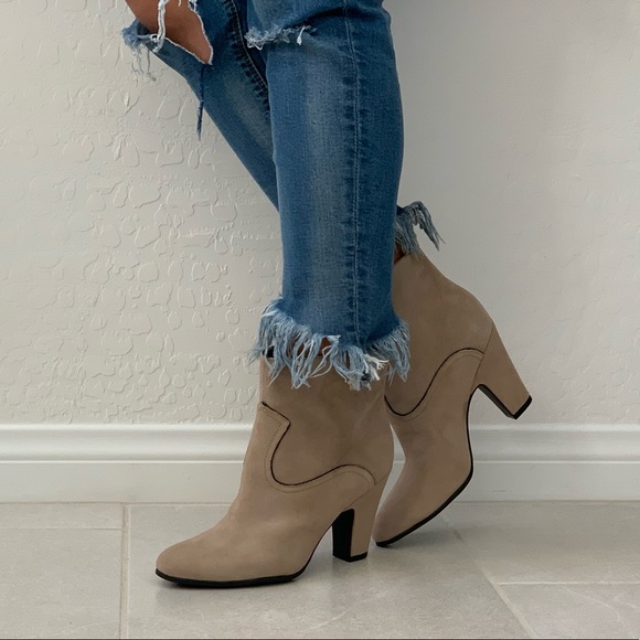 NIB Cream Distressed Pull On Western Ankle Booties - Picture 7 of 8